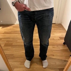 Replay Jeans storlek 34 - Säljer dessa sjukt snygga Replay Jeans⭐️ Färgen är mörkblå och storleken är 34⭐️🙌🤝 Sjukt najs passform och material också⭐️🙌 Tveka inte på att höra av er dig vid minsta fråga eller fundering😊
