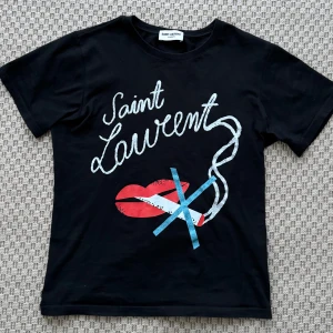 Saint Laurent T-shirt | S - Saint Laurent No-Smoking T-Shirt | Passar Xs/S | INGA BYTEN |