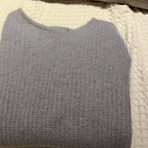 Himmelblå stickad tröja - Mysig himmelblå stickad tröja 34/36. Färgen är mer som klarblå , jättefin 