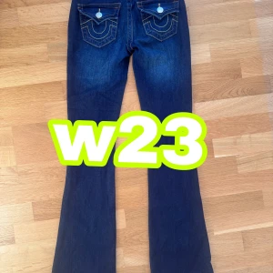 True religion jeans - w23, slutsålda överallt!!! Inga skador eller fläckar på jeansen. Model becca bootcut midrise, skriv om du har frågor 