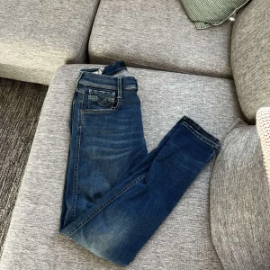Replay anbass - Tjena, säljer mina replay jeans då dom inte kommer till användning, dom är i storlek 29/32, extremt bra skick!