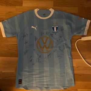 Malmö FF Promo guld tröja 2023 - Guldtröjan 2023, Kom med bud! Första pris startar på 2450 kronor. Signad av truppen 2023