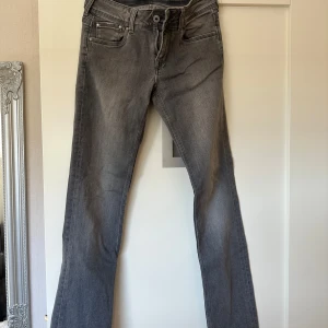 Grå jeans från Pepe Jeans - Snygga grå jeans från Pepe Jeans med klassisk femficksdesign. De har en rak passform och är perfekta för en avslappnad stil. Jeansen har en knappgylf och är tillverkade i ett slitstarkt material. Använd ett fåtal gånger 