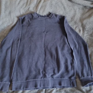 Mörkblå tröja i Storlek S - Säljer en mörkblå tröja från H&M i regular fit. Tröjan har ett randigt mönster och långa ärmar. Den har bra skick 7/10. Använd många gånger men den har inga defekter alls. 
