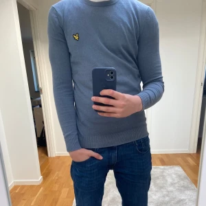 Sweatshirt Lyle and scott  - Säljer en stilren blå tröja från märket Lyle and scott. Tröjan är i storlek S. Hör av er vid intresse eller frågor! 