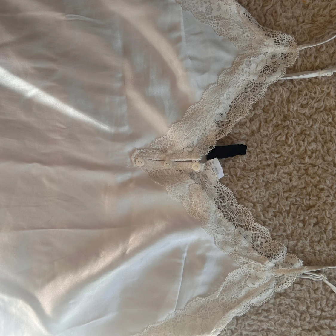 vitt linne med spetsdetaljer - 2