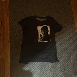 Navy Blue Limitato T-Shirt - Tjena! Säljer nu denna tvärfeta T-Shirten för endast 300kr. Nypris ca 2000kr. Tröjan är i helt okej skick och passar cirka 160-165