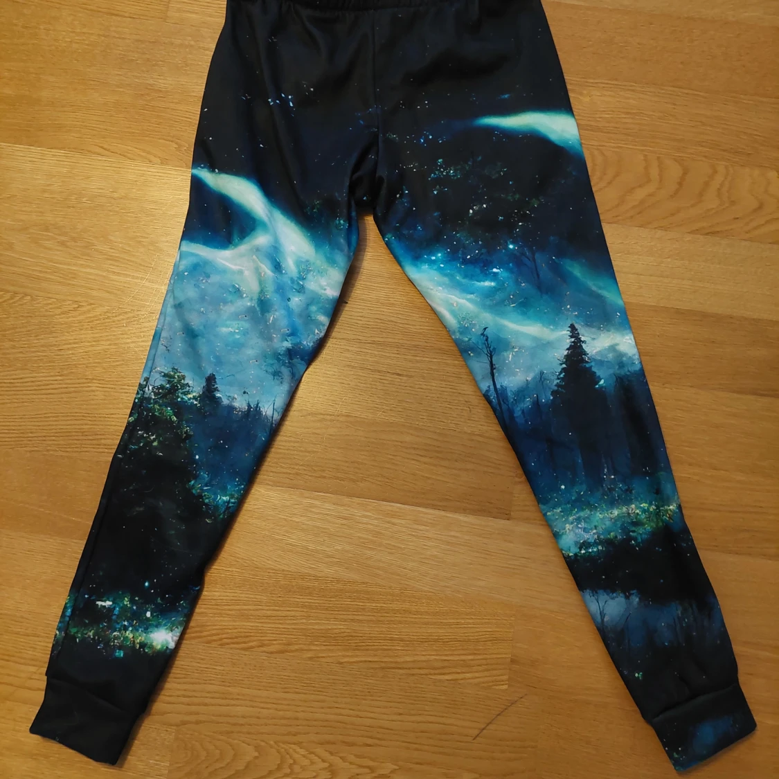 Mjukisbyxor med norrskensmönster från Mr. Gugu & Miss Go - 1