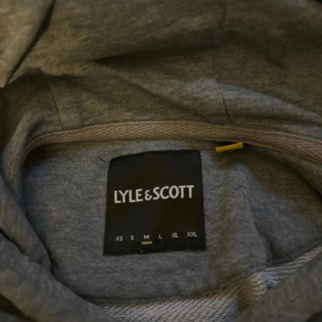 Grå hoodie från Lyle & Scott - 1