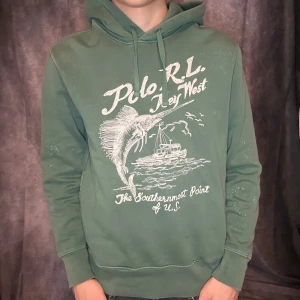 Ralph lauren keywest hoodie - Mycket fint skick (Prickarna är design) | Size M | modell 180 63 kg | Följare får 100 kr rabbat | fraktar spårbart inom 24 timmar med PostNord eller instabox |  