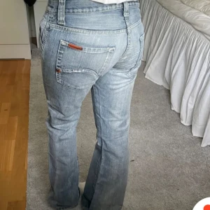 Low waist ljus blå Jeans! - Skulle säga s/m! Köpa här på Plick men säljer då de tyvärr inte passar mig, endast testade av mig💕Skriv gärna vid fler frågor, svarar så fort jag kan!🤩Priset kan diskuteras, EJ RETURER!🩷