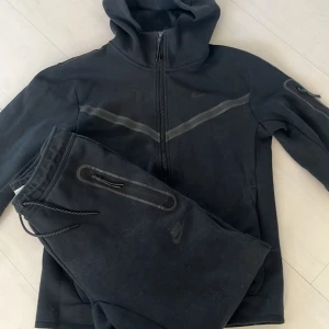 Svart Nike tech fleece full set - Väldigt snyggt och skönt set från Nike med dock små slitningar