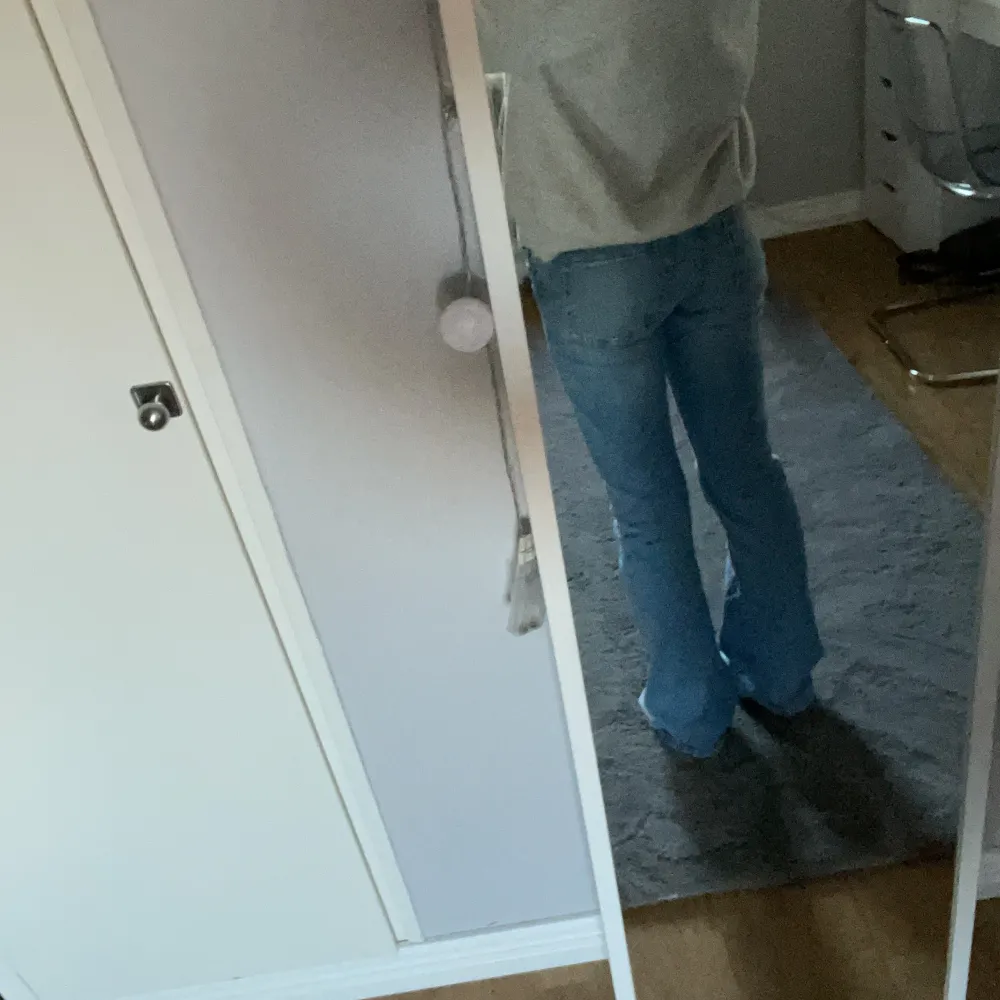 Blå bootcut jeans med lågmidja. Dom har två knappar och en dragkedja ifram. Dom är från Gina i storlek 164 och passar mig perfekt som är 160 och i vanliga fall har 24 i midja och 30 i längd dom är lite långa för mig som är 160 men de beror på helt hur man gillar att ha dom. så skulle säga att dom passar dom som har en storlek större oxå. Dom går att fixa i midjan då dom är justerbara. Knappt använda så inga defekter mer en att de är små slitningar längst ner. Hör gärna av dig innan köp💕. Farkut & Housut.