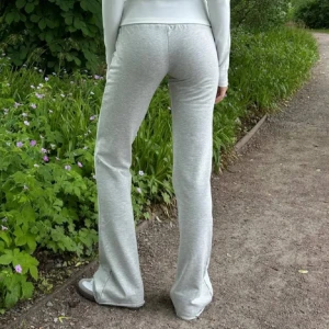 Grå mjukisbyxor - Snygga grå mjukisbyxor med bootcut-stil. De är lågmidjade och har en bekväm passform.❤️