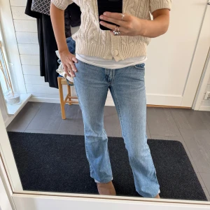 Blå jeans med bootcut💖 - Snygga blå jeans med bootcut-stil. De har en klassisk femficksdesign och en lågmidjad passform. Nu pris är 999 kr, säljer för 450