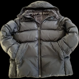 Marinblå Tommy Hilfiger jacka - Säljer denna feta Tommy Hilfiger jackan eftersom att jag växt ur den. Jackan är i storlek 164 och passar dig som är runt 160-170 cm lång. Den är väl fodrad och tåler kallt väder.                                 Jackan är i väldigt fint skick och har använts en vinter. Tveka inte att höra av er om ni har några frågor!😊.                                                                                      Pris kan diskuteras🤝