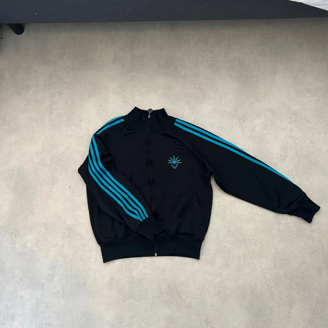 Svart träningsjacka med blå ränder