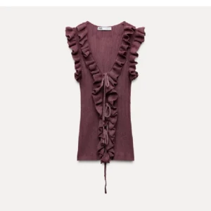 SÖKER DENNA FRÅN ZARA - Söker dena topp från Zara i grön eller i vinröd i storlek s eller xs och kan betala mellan 300 