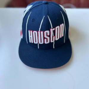 NBA keps - Helt ny NBA Houston keps. Fraktar inom 24 timmar och möts upp i stochkolm. Skriv för mer info