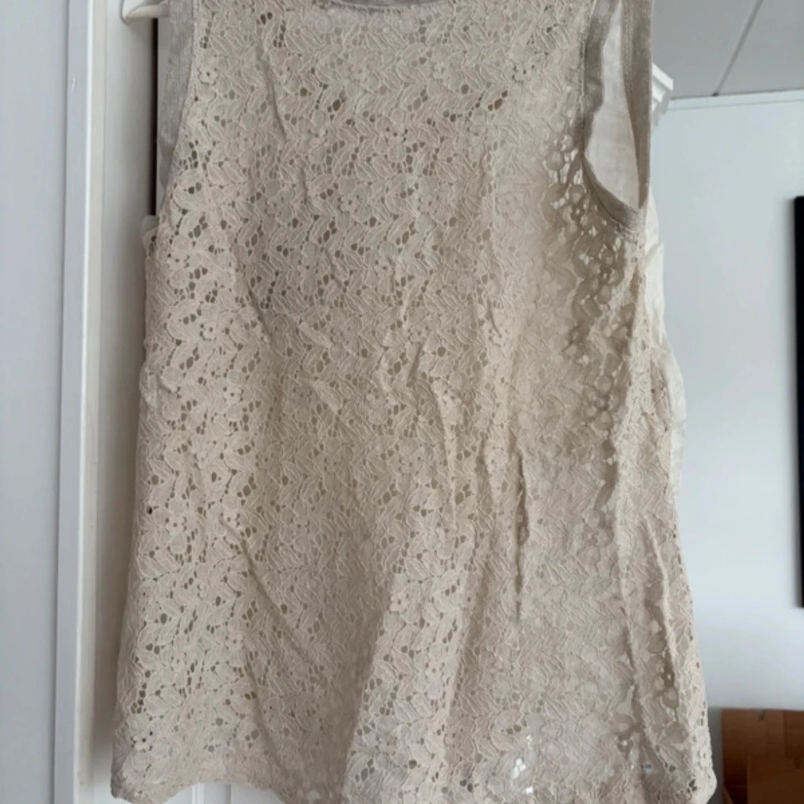 Beige ärmlös topp med spetsdetaljer - 3