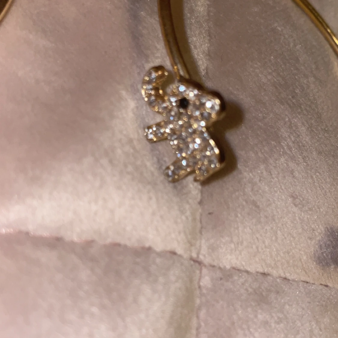 Två guldarmband med detaljer - 3