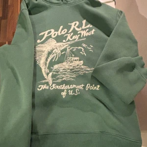 Ralph Lauren Key West hoodie - Snygg grön Ralp Lauren hoodie me skönt material och snyggt tryck.