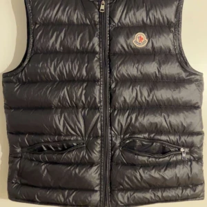 Moncler väst - Svart moncler väst i storlek s Nypris:9300 Nyskick,nästan oanvänd  Säljer den för att den it passar mig längre och vill bli av med den. Storlek:S i herr passar runt 165-175 skulle jag säga den är äkta. Kan gå ner i pris vid snabb affär. Va it blyg 
