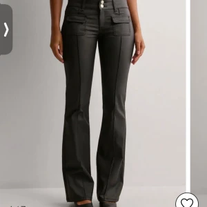 Lågmidjade jeans - Lågmidjade jeans från Nelly. Endast använda fåtal gånger, inga defekter! SLUTSÅLDA på hemsidan! Storlek:34