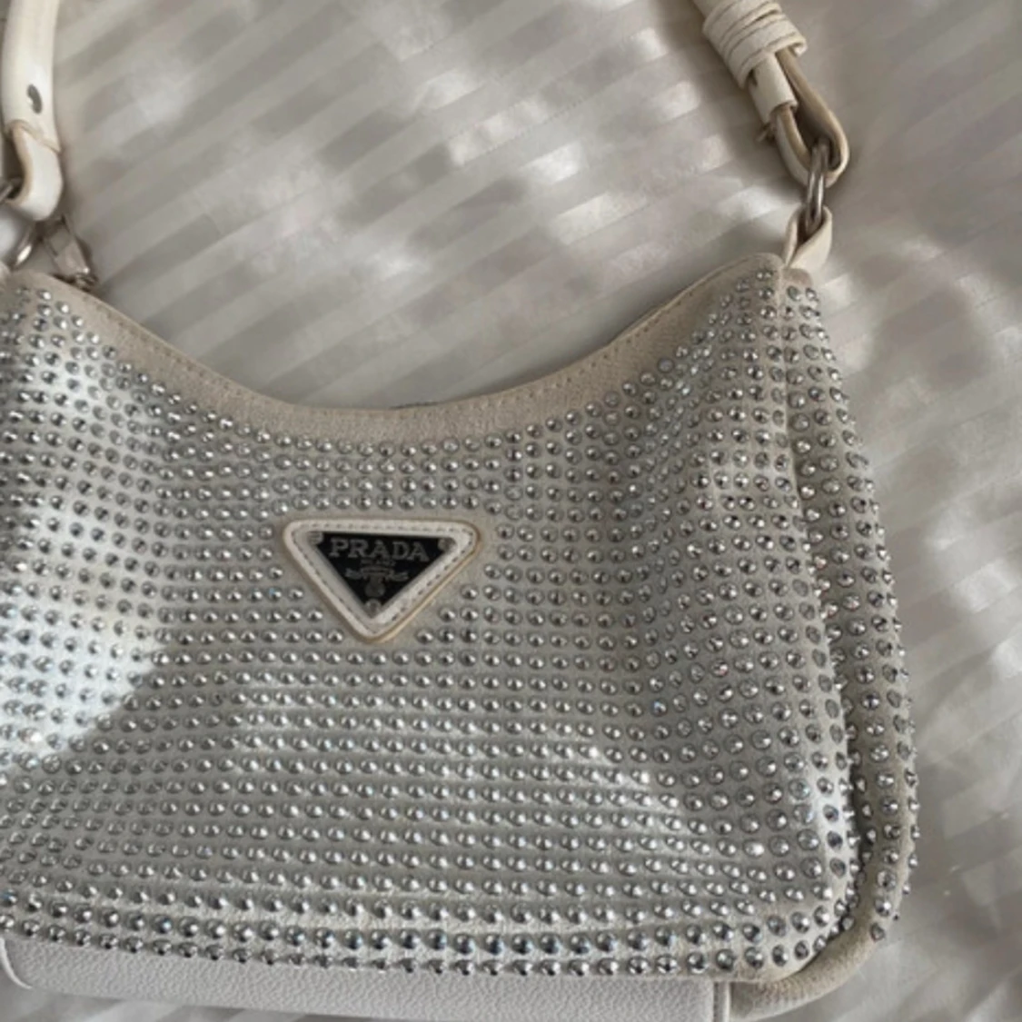 Vit glittrig axelväska