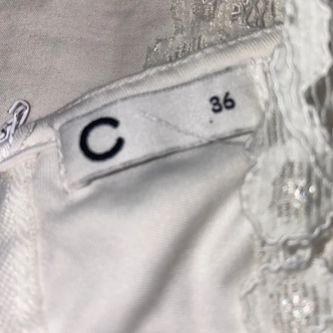 Vit spetsklänning med v-ringning från Cubus - 3