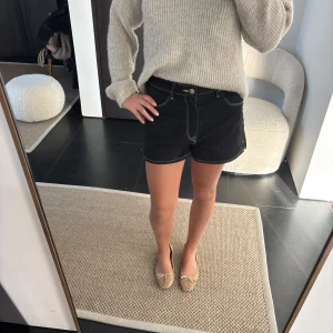 Svarta jeansshorts - Coola jeans shorts från eytys!