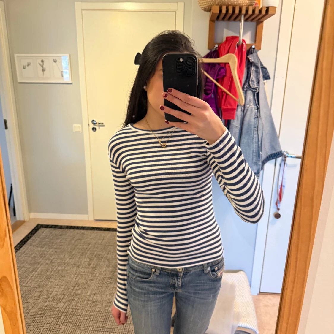 En vit blå randig långärmad tröja