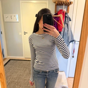 En vit blå randig långärmad tröja - En jätte fin randig tröja från Cubus i storlek 158-164. Den passar mig som är xs-s i vanliga fall.