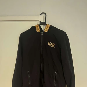 Svart jacka från EA7 -  Emporio armani hoodie. Only used it couple of times. Size L But also fits for M. Feel free to ask for more pictures! I can send more photos by asking. You can negotiate about the price!!