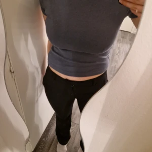 Gråblå t-shirt från Gina Tricot - Säljer en enkel och stilren gråblå t-shirt från Gina Tricot. Den har en rund halsringning och korta ärmar, stretchigt material💕Perfekt basplagg i garderoben! Använt ett fåtal gånger