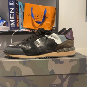 Valentino Rockrunner sneakers - Snygga Valentino Rockrunner ., storlek 41 sitter som 42 självklart äkta kommer med låda två påsar och skosnören, tecken på användning och små hål inuti, men annars bra skick