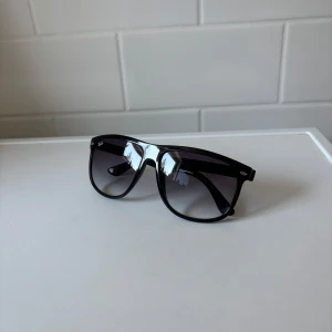 Rayban Boyfriends - Knappt använda rayban boyfriends. Inget OG kommer med utan bara glasögonen. Byter gärna mot den mindre storleken.