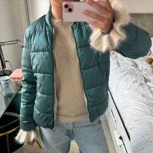 Grön pufferjacka - Så snygg jacka perfekt att ha till vår innan det blir för varmt!