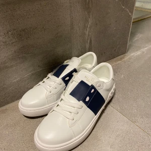 Valentino - Hej säljer nu mina helt nya Valentinos då jag aldrig kommer använda dom pågrund av att dom ej passar mina fötter.