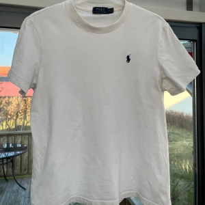 Vit t-shirt från Ralph Lauren - Vit t-shirt från Ralph Lauren! Bra skick och nypris är 700 kr! Storleken är M men sitter mer som S