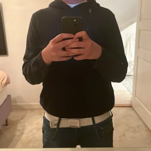 Marin blå kashmir hoodie - Säljer en stilren marinblå 100% kashmir hoodie hoodie från Oscar Jacobson, Passar bra till jeans eller chinos för en casual stil/grish Priset ej hugget i sten. Inte nopprig behöver bara kammmas med en kashmirkam nån gång ibland 