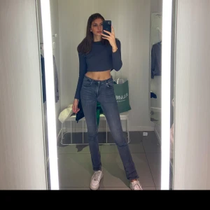 Grå jeans från Zara - Snygga grå jeans från Zara med en tight passform. De har en klassisk femficksdesign och är perfekta för en stilren look. Jeansen har en knapp och dragkedja framtill.