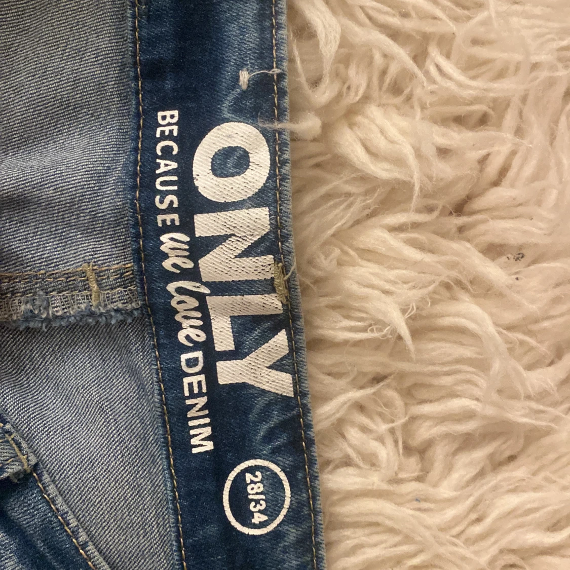 Lågmidjade blå bootcut jeans med slitningar  - 3