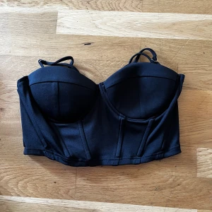 Svart korsett-topp - Jätte fin topp, aldrig använt passar i M men även S