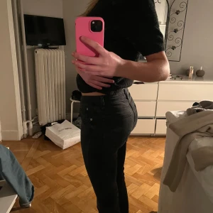 Svarta jeans - Snygga svarta jeans bootcut ifrån Zara som är slutsålda. De har en klassisk design med fem fickor och knappgylf. Perfekta för en stilren look. De är bootcut men ser lite skinny ut så de är försmå för mig!! Är i stolen 34 men har krymt lite. Den passar 34 och 32❤️❤️❤️