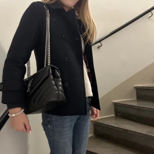 kappa - kappa från Tommy Hilfiger. Hoodie ärmen är en del av jackan! jackan är mörkblå och de står ingen storlek i men passar mig som oftast har xs\s❤️den håller värme bra. original pris runt 2700❤️ 