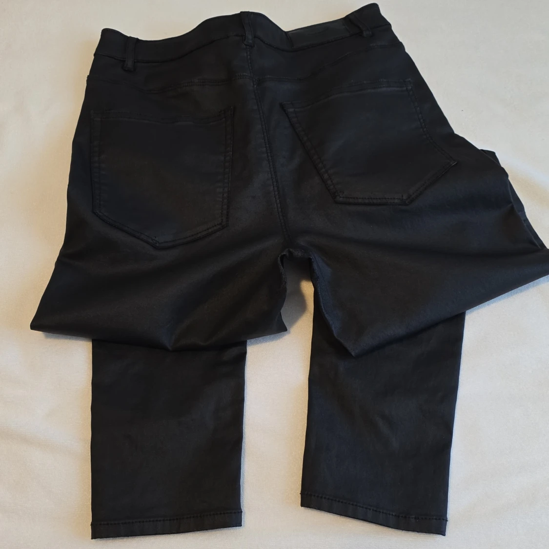 Svarta byxor i syntetmaterial - 4