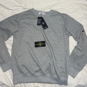 Grå sweatshirt från Stone Island - Säljer en grå sweatshirt från Stone Island. I storlek S, har knappt använt den. Kan gå ner i pris