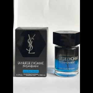 Yves Saint Laurent Parfym - Ysl Bleu Electrique - En sjukt fin parfym som passar bra året runt. Går inte att hitta i butik i Sverige vad jag vet så väldigt sällsynt! Ca 55 /100 ml återstår och nypris var 1300 kr! Säljs för att jag inte använder den längre då jag har många andra parfymer (som också kan säljas vid intresse så bara skriv i fråga ifall ni undrar vilka som finns) Batch-Numret finns på sista bilden. Om ni har frågor eller funderingar är det bara att skriva!