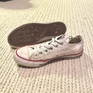 Converse sneakers - Ett par vita Converse sneakers i str 39,5🤩 (känns dock som 40). De är i superbra skick förutom att de är lite smutsiga, det går dock att tvätta!✨ Har använts få gånger, säljer då de är för stora💕